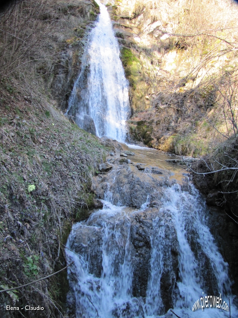 26 Cascata nei pressi del paese.JPG